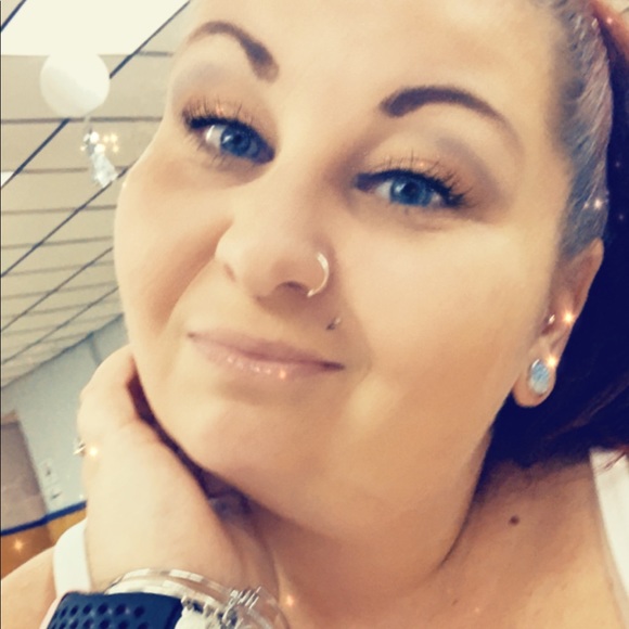 Meet your Posher, Nicole - Picture 3 of 3